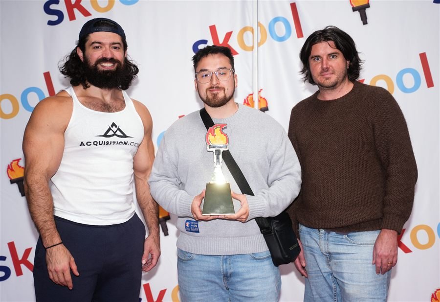Recibiendo el trofeo de los Skool Games junto al equipo de Skool